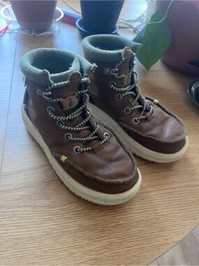 Hey Dude Youth Bradley Leather Walnut Boot. Size 2